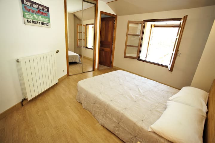 带套房浴室的3号卧室。
床：140厘米x190厘米 
羽绒被：220 x 240厘米 
枕头：（2个）65 x 65厘米