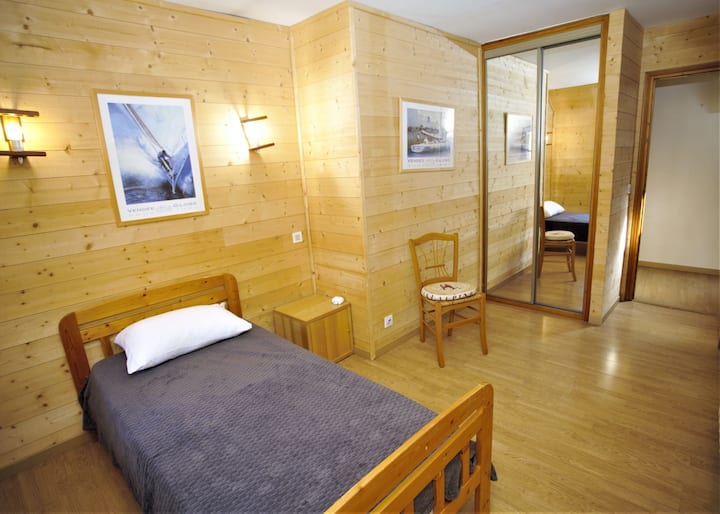 2号卧室带套间浴室。
床：140厘米x190厘米 
羽绒被：220 x 240厘米 
枕头：（2个）65 x 65厘米