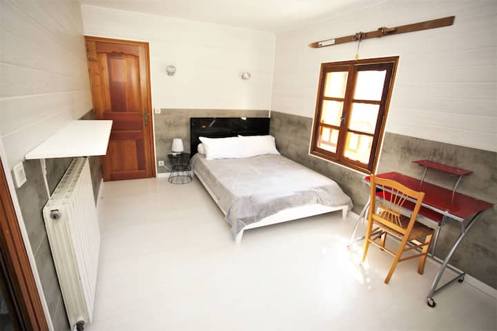 1号卧室带套房。
床：140厘米x190厘米 
羽绒被：220 x 240厘米 
枕头：（2个）65 x 65厘米