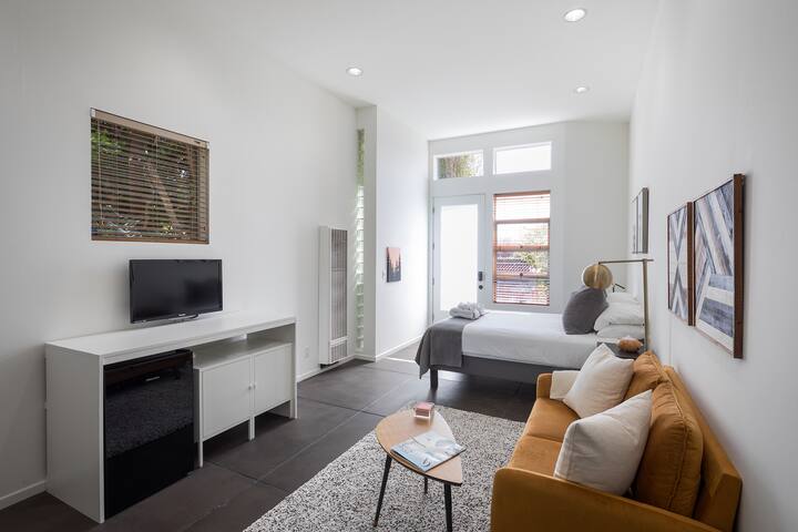 Designer House 5min to the beach gallery image 2