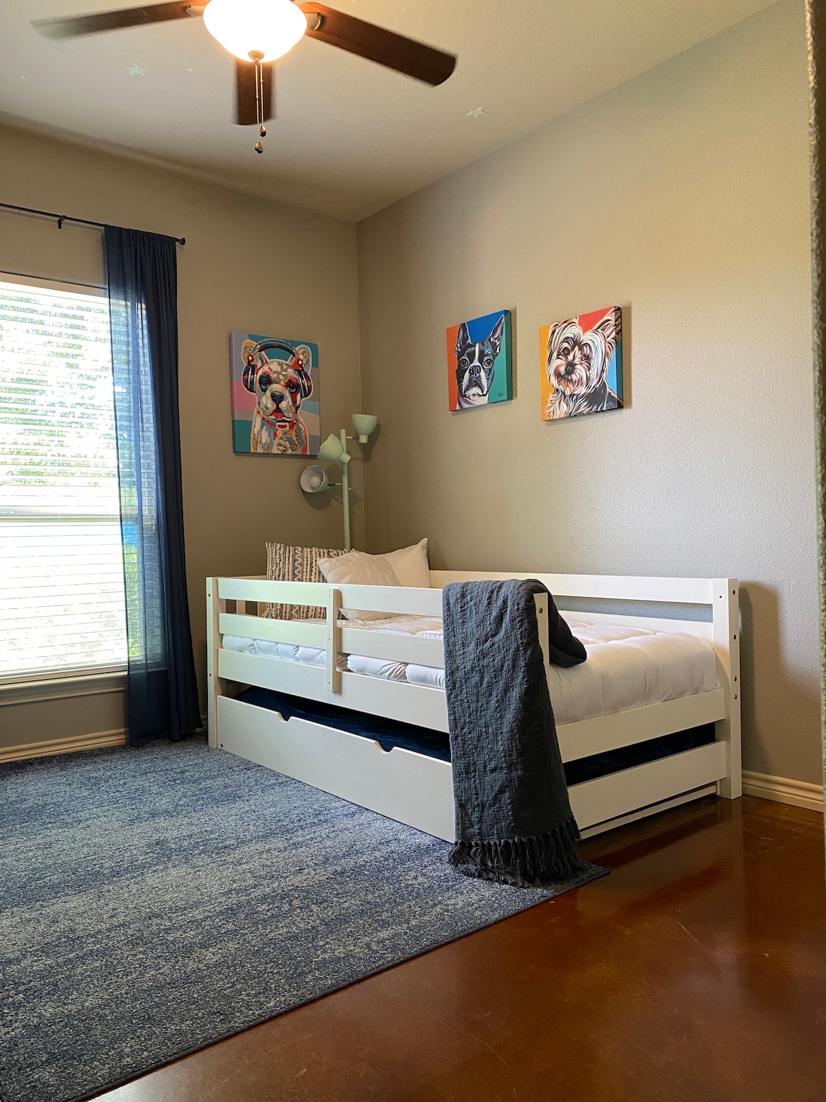 Chumba cha kulala cha pili kinaweza kutumika kwa mgeni mmoja au wawili ikiwa utachagua kuondoa trundle. 