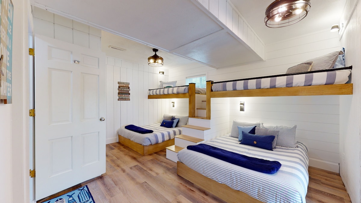 Op maat gebouwde stapelbedkamer in de kelder.  Twee queensize bedden, twee eenpersoonsbedden