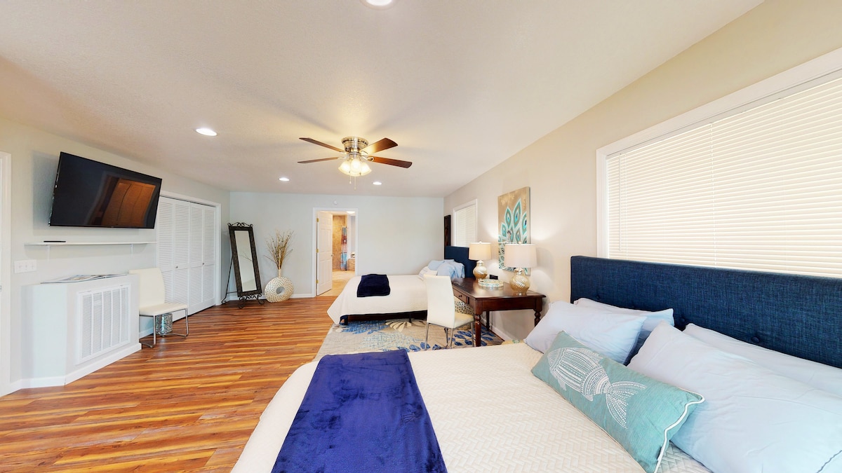 De hoofdslaapkamer en hoofdbadkamer zijn verbonden