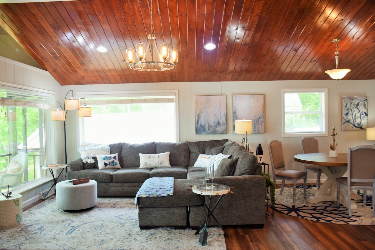 Groot gedeelte met slaapbank en een adembenemend uitzicht op het meer vanaf de comfortabele grenzen van de bank