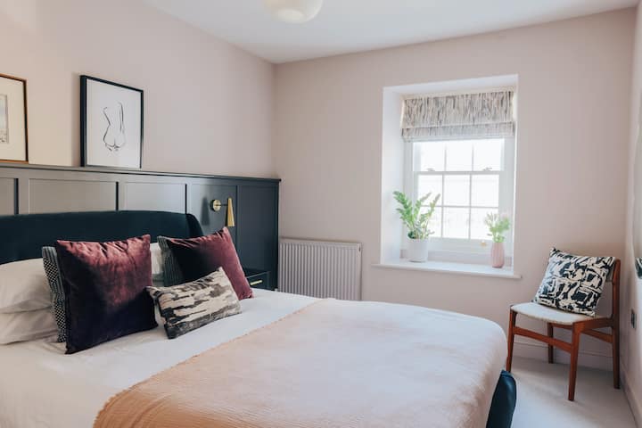 Hlavná spálňa je ideálna veľkosť s vlastnou kúpeľňou. 