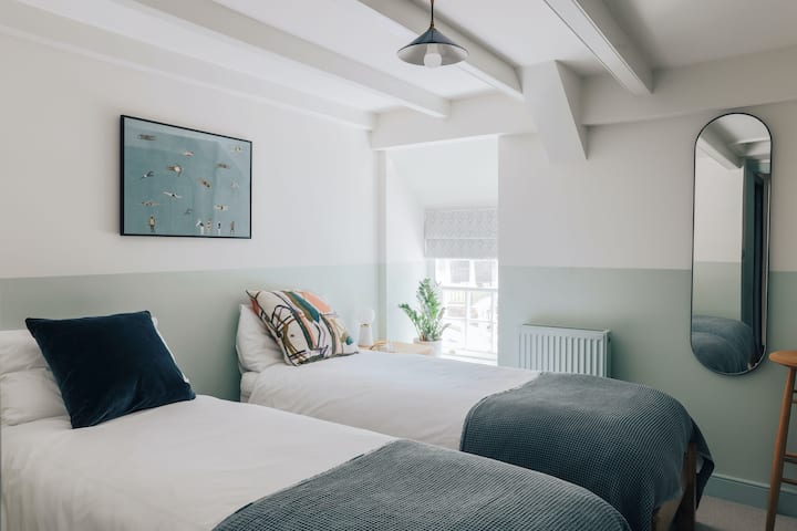 Jedna z našich dvojlôžkových izieb s upokojujúcou modrou a pobrežnou atmosférou. 