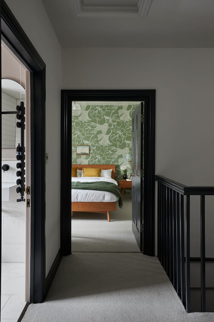 Rodinná kúpeľňa a sprchovací kút obsluhujú túto manželskú posteľ a dve dvojčatá. 