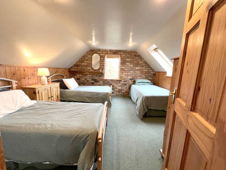 Chambre à l'étage, 3 lits simples plus un lit gigogne