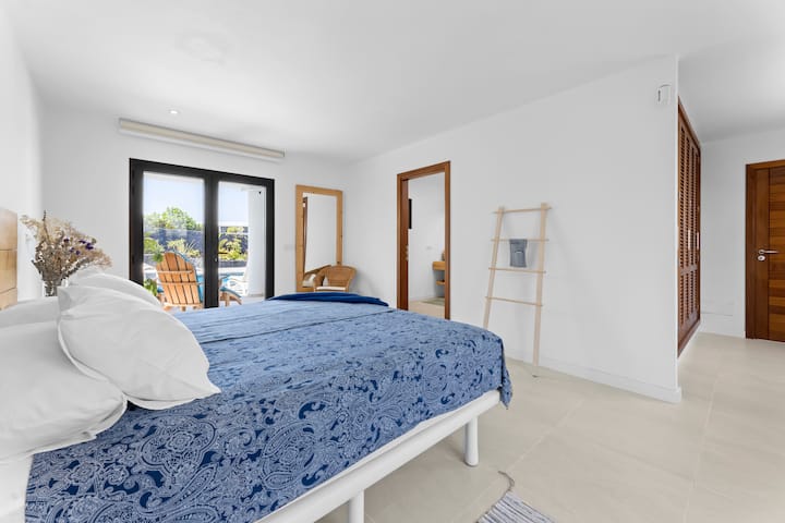 dormitorio principal con vista a la piscina