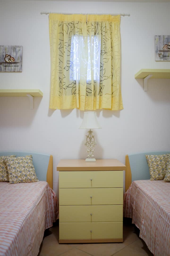 Dormitorio con dos tumbonas