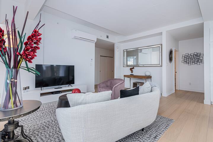 2BR designer condo, Full downtown skyline view gallery image 5