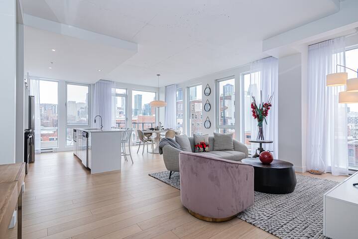 2BR designer condo, Full downtown skyline view gallery image 4