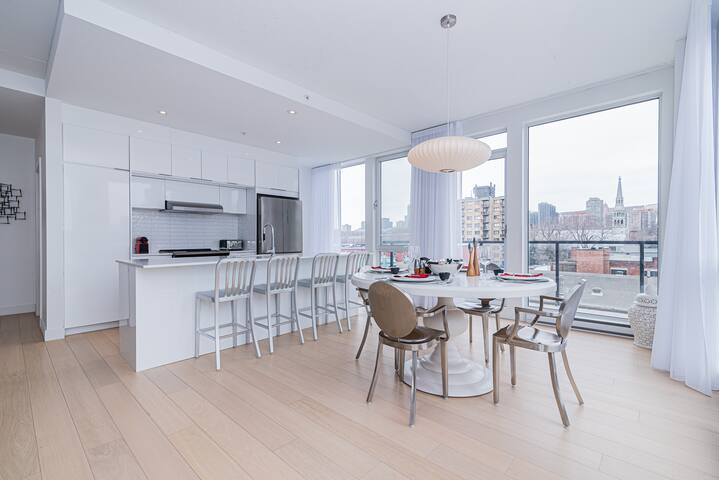 2BR designer condo, Full downtown skyline view gallery image 3