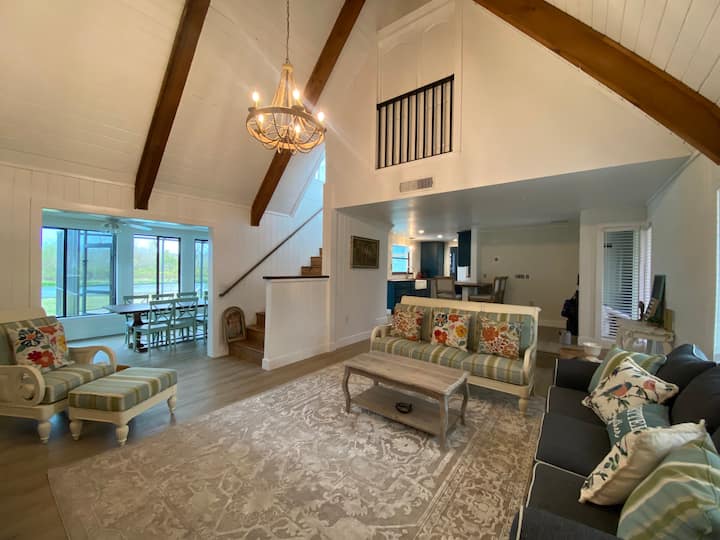 Unique cottage with a heated pool on the canal