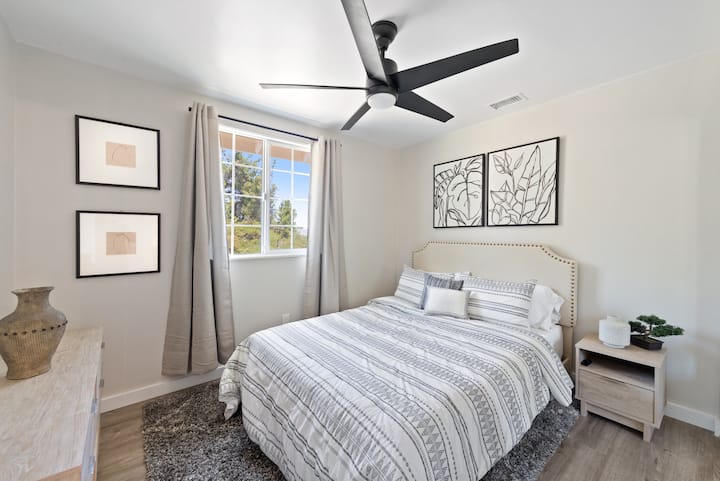 Spavaća soba iza kuće s bračnim krevetom (širine 150 - 179 cm