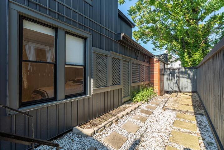 Suite 23 – Spacious and Stylish in the Old North gallery image 5