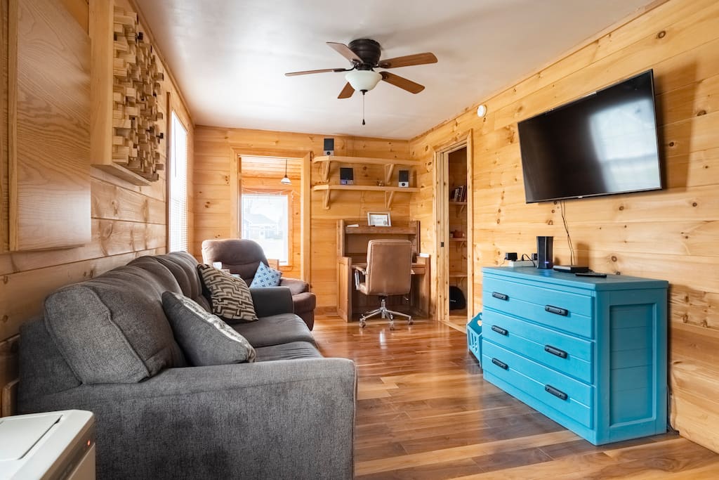 Knotty But Nice Cabin at Oneida Lake