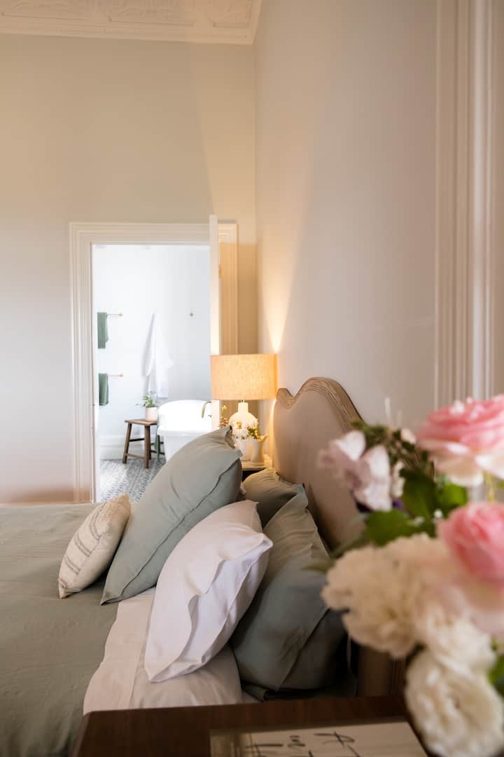 ห้องนอนใหญ่มองไปที่ห้องน้ำใหญ่