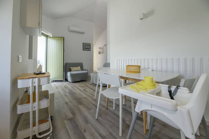 Dhomë ndenjjeje me tavolinë për 4/6 persona.
Dy krevate divan. Tarracë e jashtme private me tavolinë dhe karrige të jashtme. Pamje panoramike.
E pajisur me TV inteligjent dhe ajër të kondicionuar.
Kuzhinë e kompletuar.