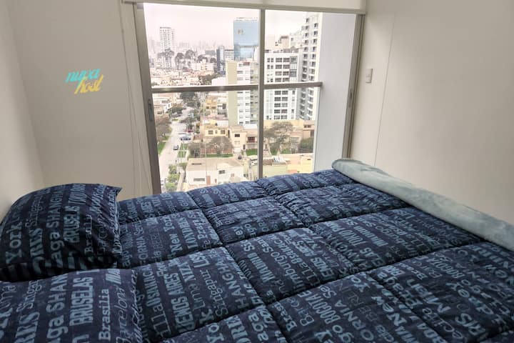 חדר משני - להתעורר עם הנוף הטוב ביותר של העיר. בחדר המשני יש מיטה לשני אנשים וספה 1.5 מושבים. שני המזרנים של רוזן למנוחה מצוינת.