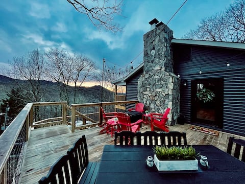 Cozy mountain home with Hot Tub and A/C