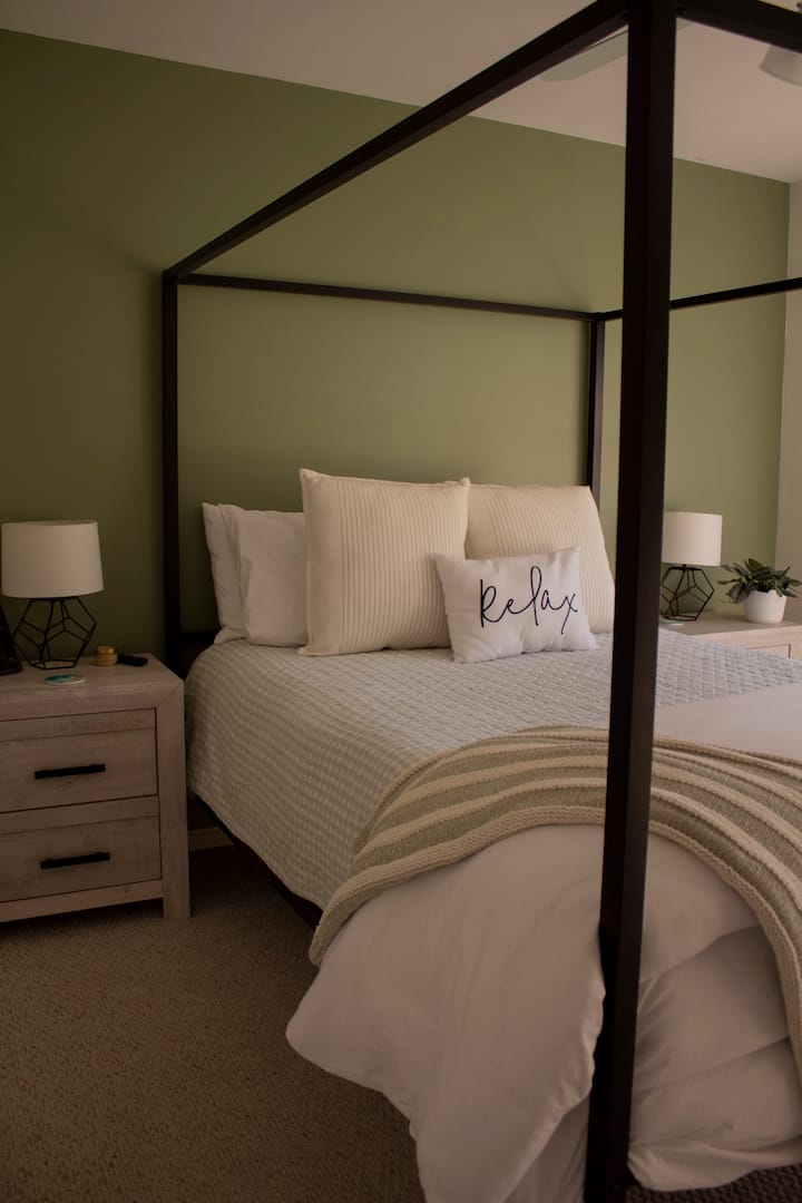 ห้องนอนสีเขียวชั้น 2 ช่วยให้คุณผ่อนคลาย