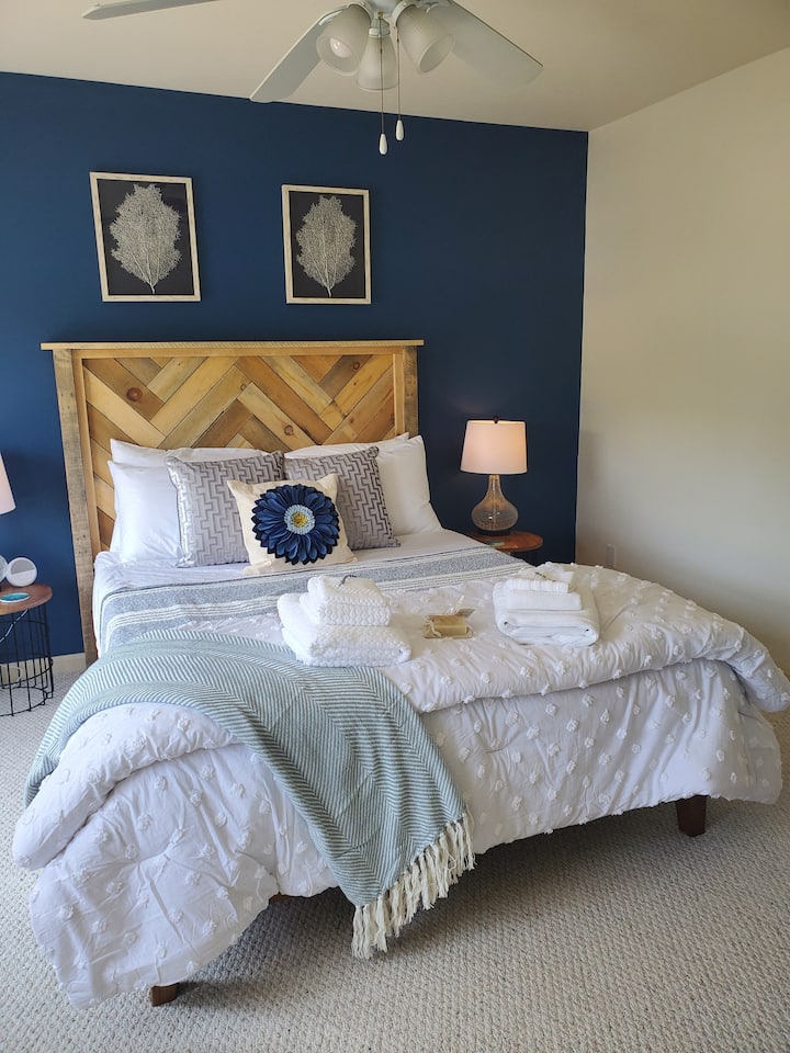 ห้องนอนสีฟ้าบนชั้น 2 ชวนให้คุณผ่อนคลายและกระปรี้กระเปร่า