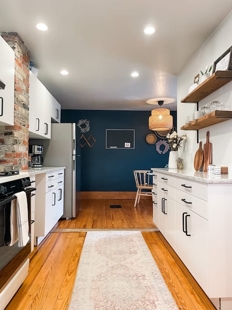 Curated modern vintage Apt near downtown Holland