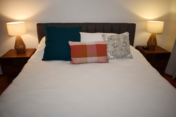 Dhoma kryesore e gjumit me krevat dopio "king" Ora ka aftësi për karikimin e telefonit me valë.