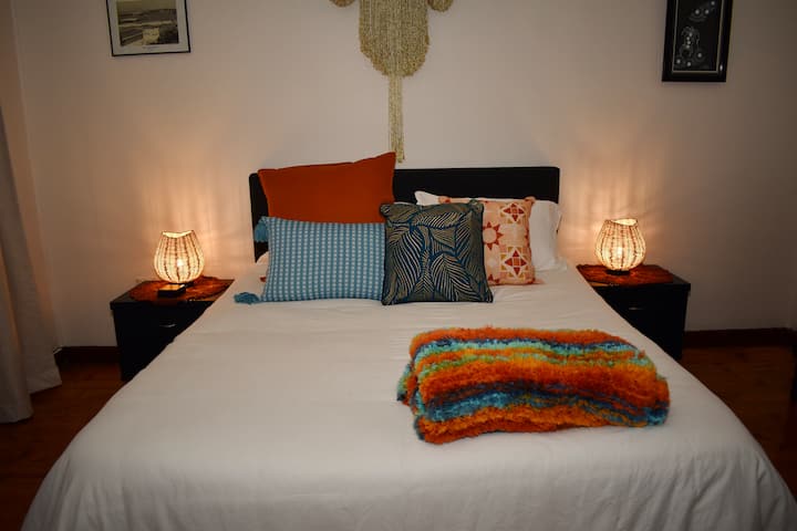 Dhoma e dytë e gjumit me krevat dopio "queen". Ora ka karikim wireless.