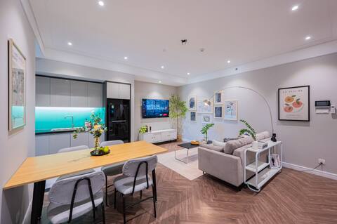 2BR luxury seaview apt 2' walking to the beach
