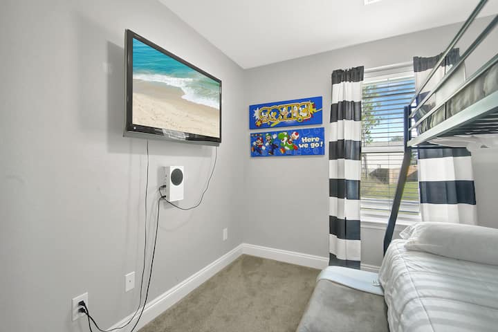 เตียงขนาดควีนไซส์เต็มรูปแบบพร้อมเตียงเดี่ยวและ Xbox Series S!