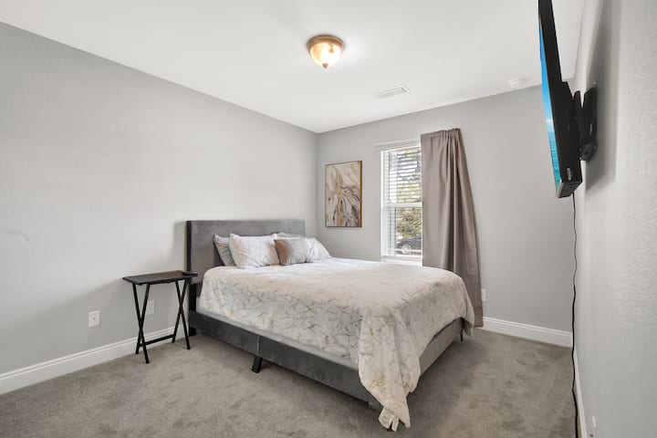 ห้องนอนผู้เข้าพักตกแต่ง #2 พร้อมทีวีจอแบน!