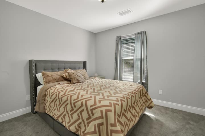 ห้องนอนผู้เข้าพักตกแต่ง #1 พร้อมทีวีจอแบน!