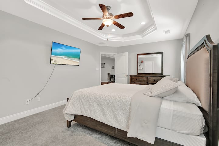 ห้องนอนใหญ่กว้างขวางพร้อมอุปกรณ์ตกแต่งใหม่ขอบและไฟพัดลม