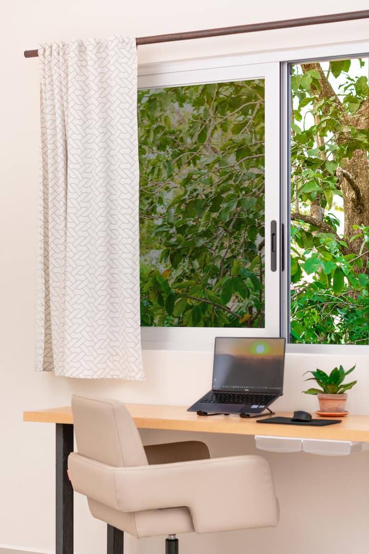 „Uživajte u produktivnosti uz naš savršeno uređeni radni stol koji vam pruža miran pogled koji će vas inspirirati usredotočenošću, a nadopunjen je brzim internetom za sve vaše poslovne potrebe.