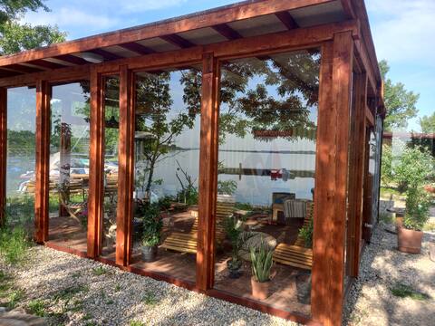 Cozy river-view suite & Prosecco