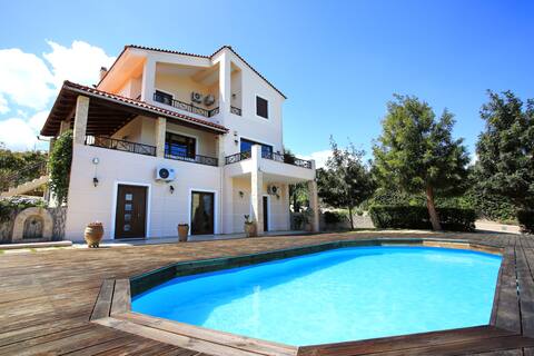 Sofia's Sunny Home + Private Pool + Gym