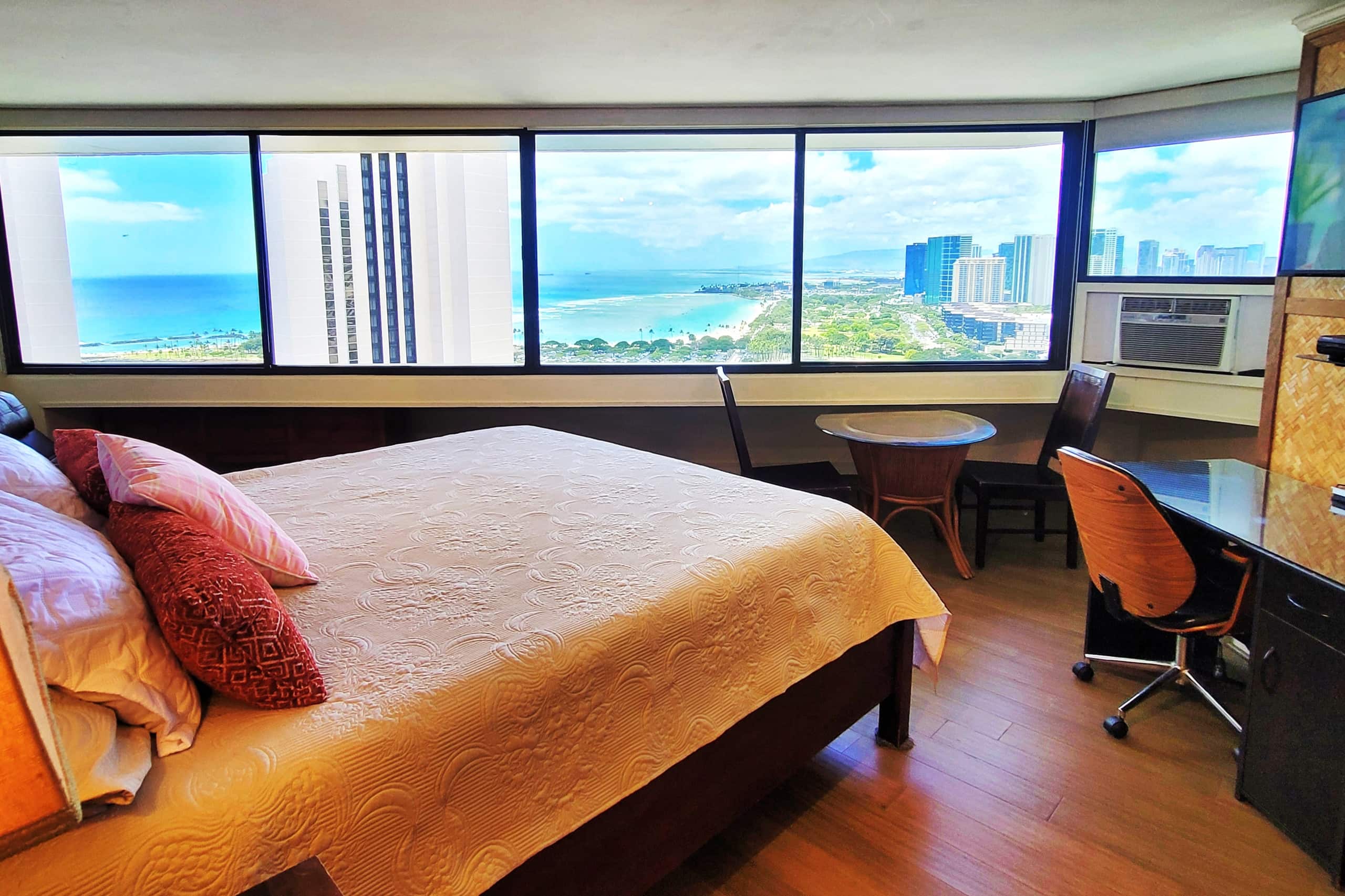 Condo in Honolulu · ★4.82 · Studio · 1 bed · 1 private bath - Image 7