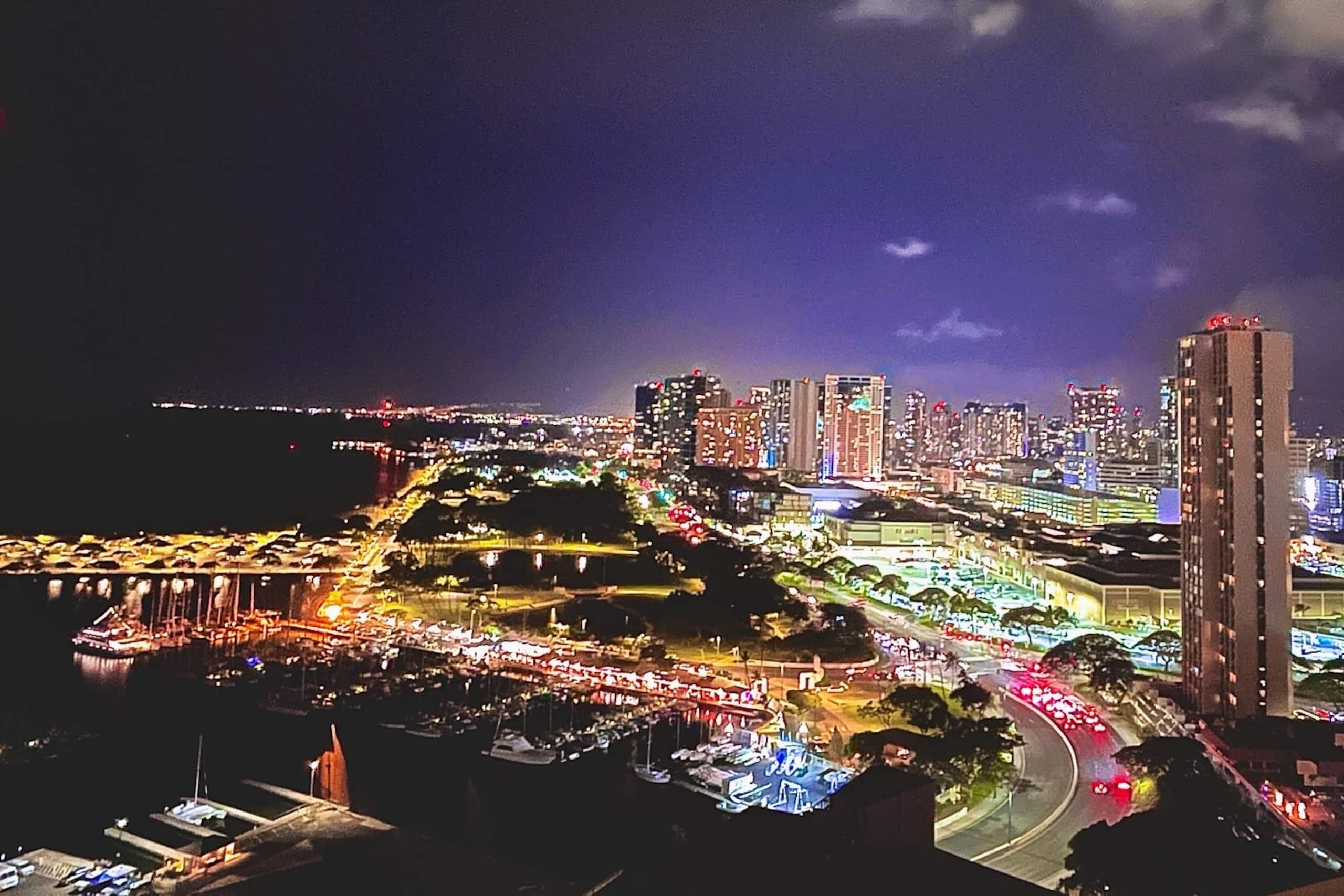 Condo in Honolulu · ★4.82 · Studio · 1 bed · 1 private bath - Image 9