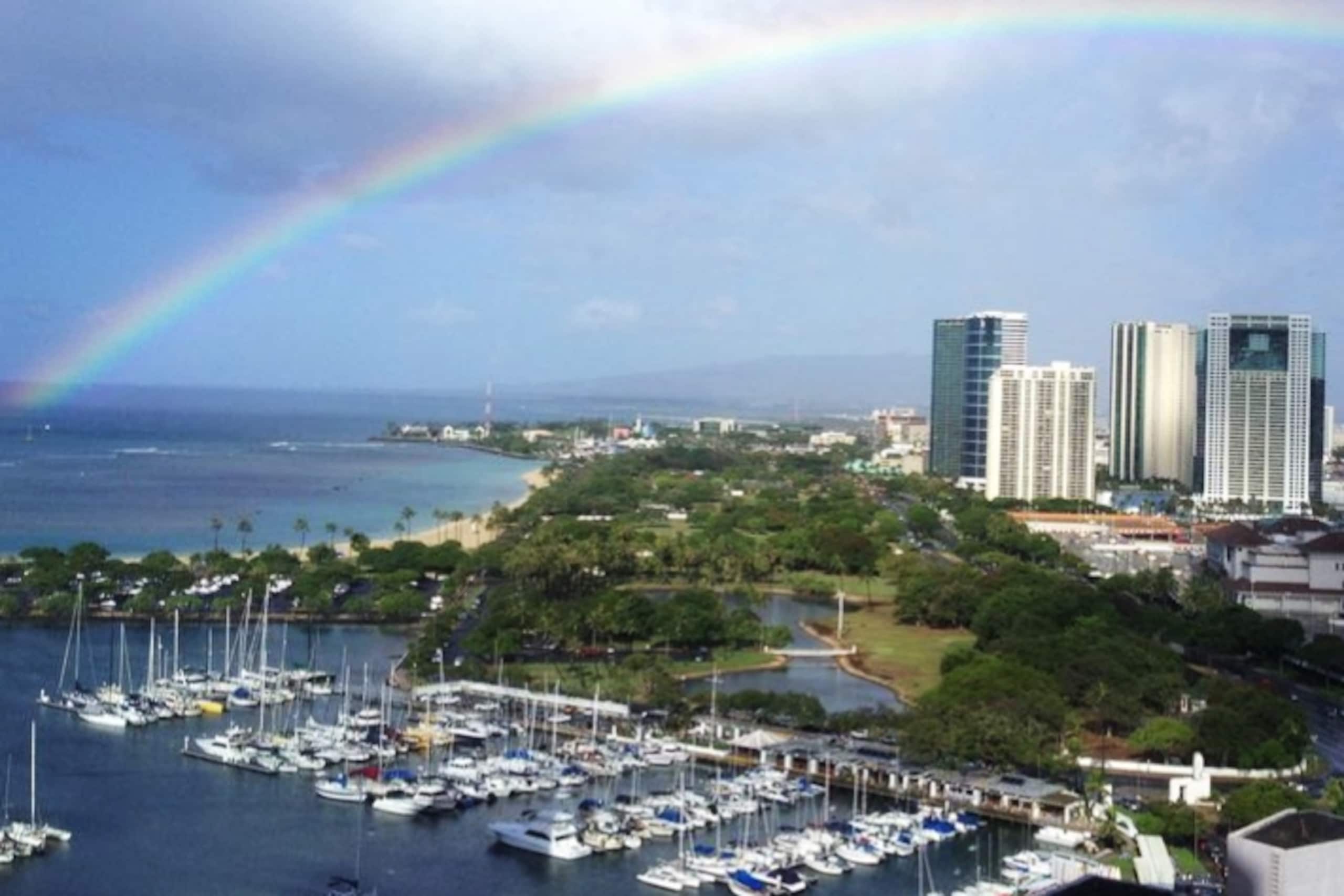 Condo in Honolulu · ★4.82 · Studio · 1 bed · 1 private bath - Image 11