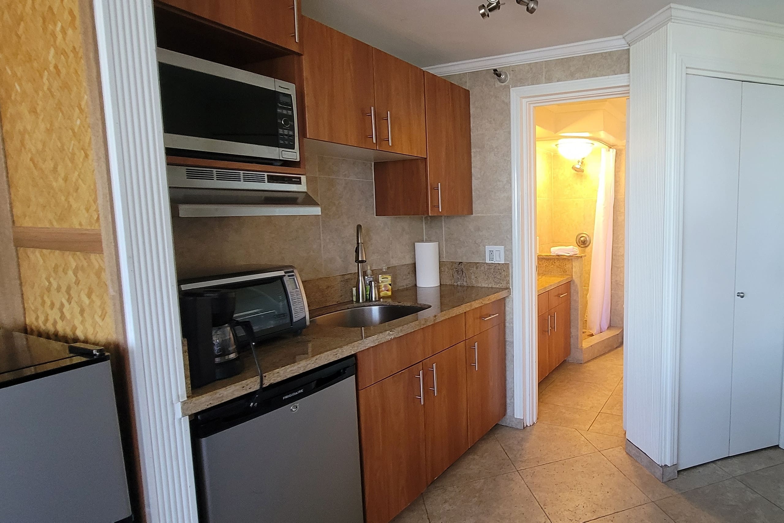 Condo in Honolulu · ★4.82 · Studio · 1 bed · 1 private bath - Image 2
