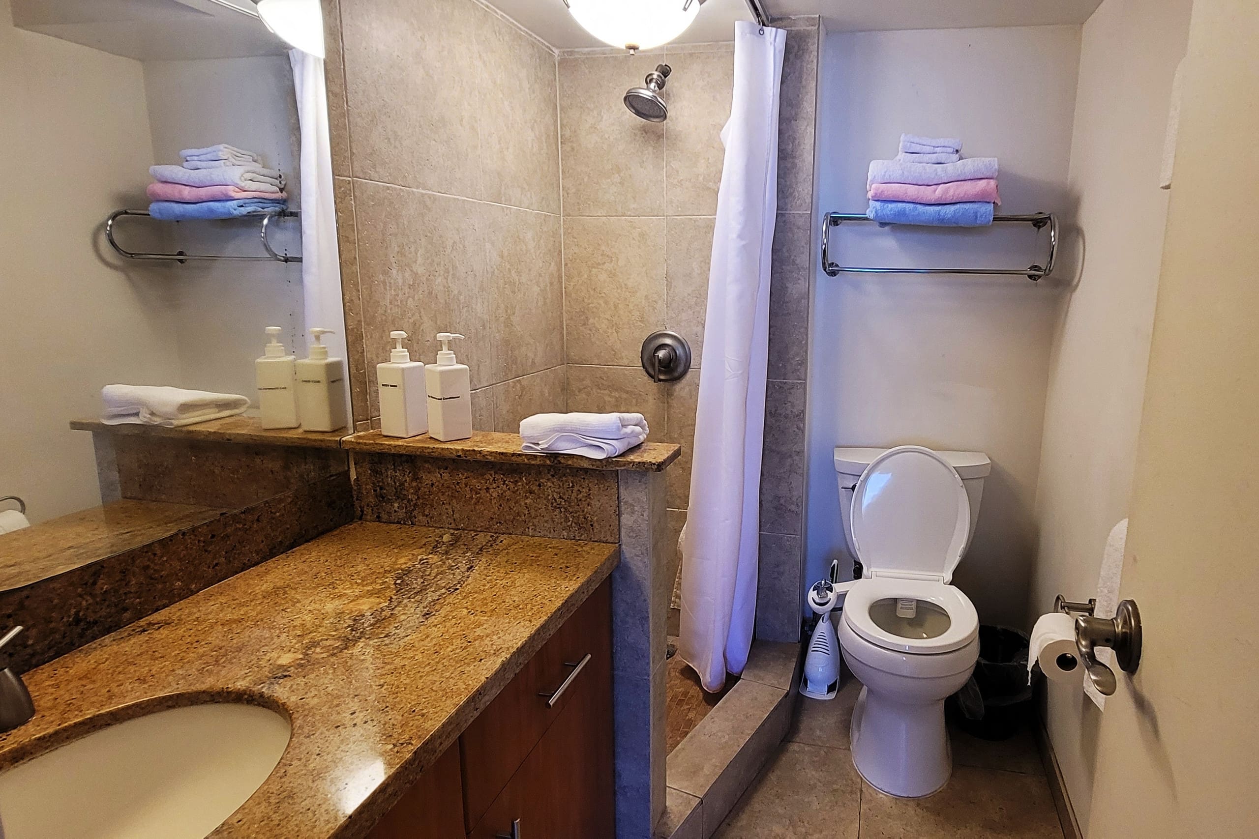 Condo in Honolulu · ★4.82 · Studio · 1 bed · 1 private bath - Image 3