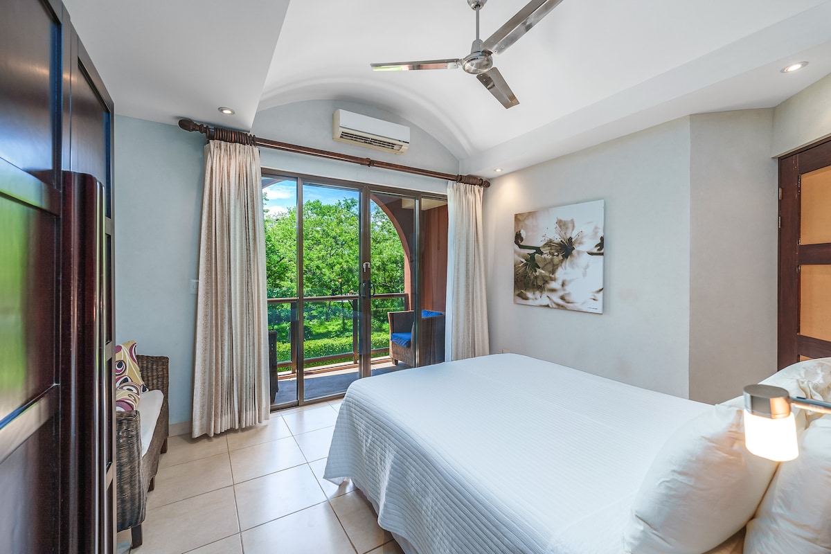 მე-2 საძინებელი გადაჰყურებს ბუნებრივ სივრცეს, სადაც ხშირად სტუმრობენ მაიმუნები და თუთიყუშები. 