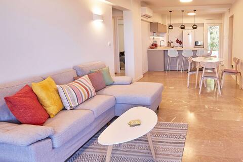 Lovely apartment with 2 bedrooms and sea view.