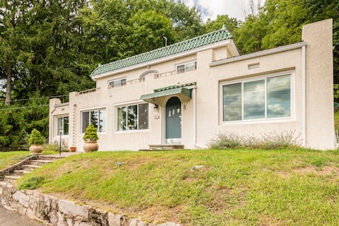Valley View Villa, Sunflower fields, HOT TUB!