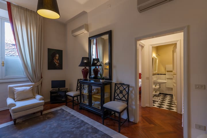 Cashmere apartment a stone’s throw from the Duomo