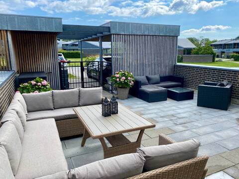 Cheerful 3-bedroom home with private parking