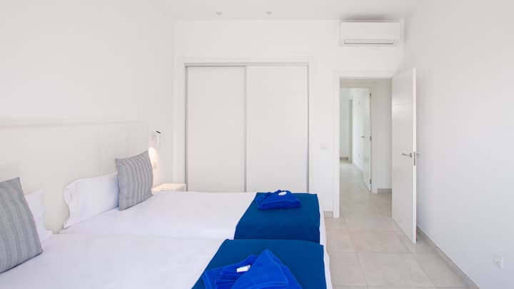 Საძინებელი A/C ‑ ით, კარადა და სეიფი.