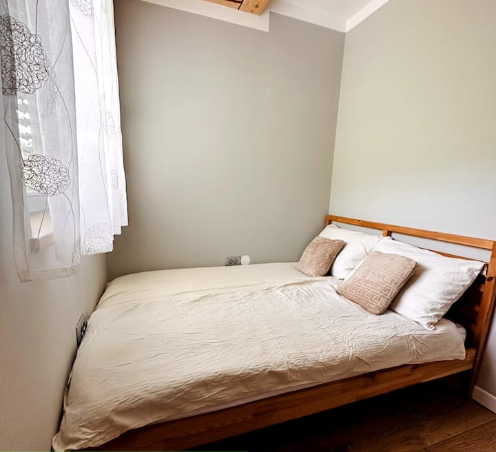Საძინებელი შუა სართულზე - საწოლი 140x200  